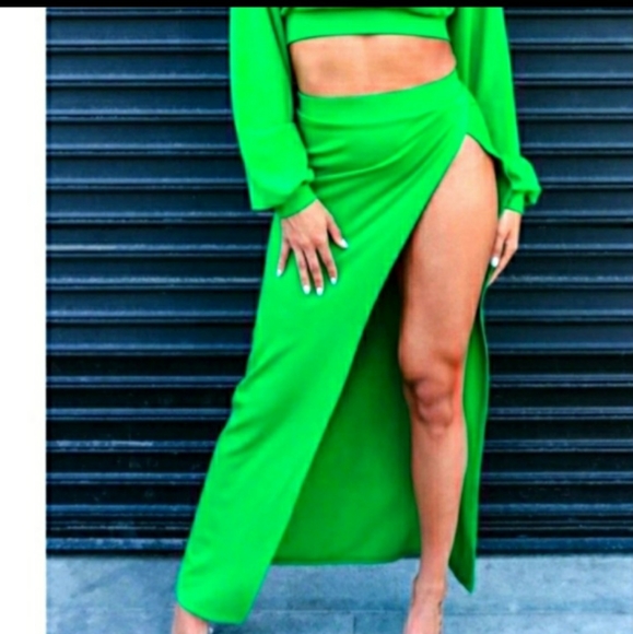 Hi-Split 2 Piece Skirt Set | XL | Kelly Green - Picture 4 of 7